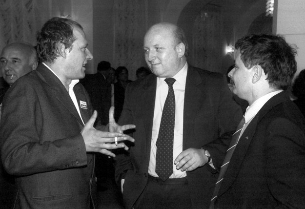 Na zdjęciu archiwalnym z 19.07.1989 r. posłowie na Sejm X kadencji: Adam Michnik i Józef Oleksy, senator Lech Kaczyński /Ireneusz Sobieszczuk /PAP