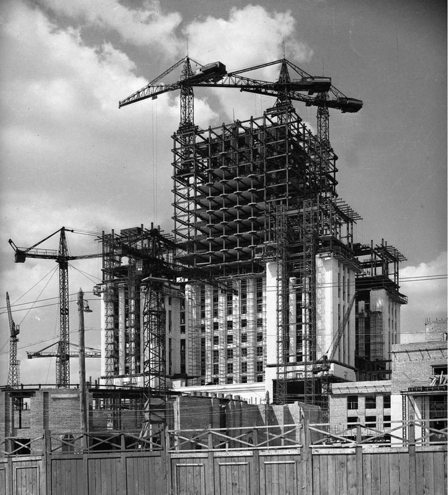 Na zdjęciu archiwalnym z 1953 roku: warszawski Pałac Kultury i Nauki w trakcie budowy /Stanisław Dąbrowiecki/CAF /PAP
