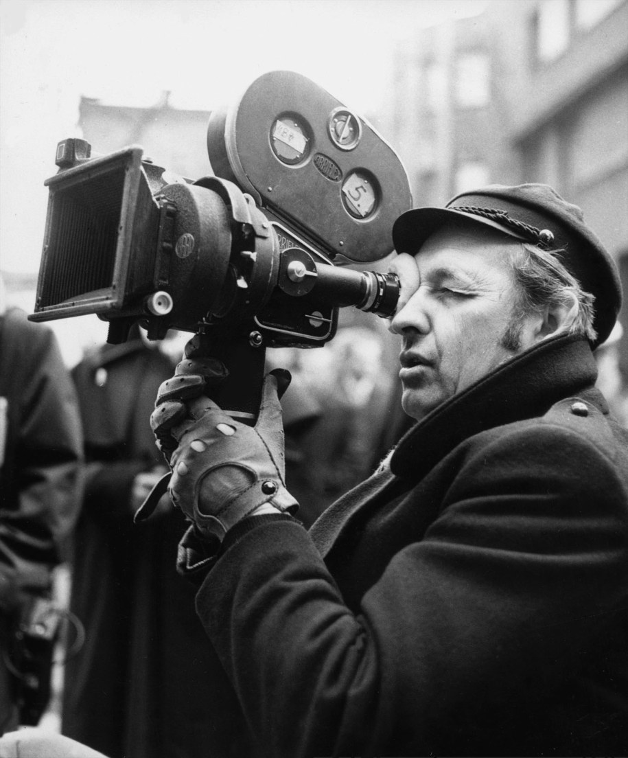 Na zdjęciu archiwalnym z 1974 roku reżyser Andrzej Wajda na planie filmu "Ziemia obiecana" /ANDRZEJ ZBRANIECKI /PAP
