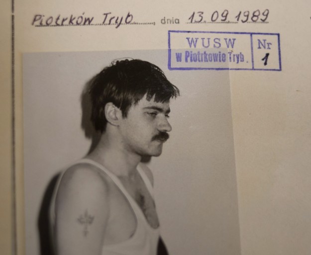 Na zdjęciu archiwalnym z 20.01.2014 roku, akta sprawy karnej przeciwko Mariuszowi Trynkiewiczowi /Grzegorz Michałowski /PAP