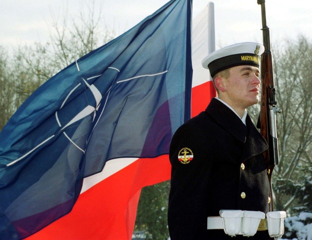 Na zdjęciu archiwalnym z 23.11.1999 roku, marynarz na tle flag Polski i NATO w Gdyni /Stefan Kraszewski    /PAP