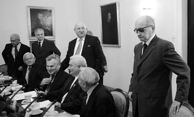 Na zdjęciu archiwalnym z 24.11.2010 r. były prezydent, gen. Wojciech Jaruzelski podczas posiedzenia RBN w Warszawie /Jacek Turczyk /PAP