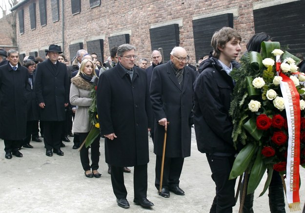 Na zdjęciu archiwalnym z 27.01.2011 r. prezydent RP Bronisław Komorowski i szef Międzynarodowej Rady Oświęcimskiej Władysław Bartoszewski, składają wieńce pod ścianą straceń na dziedzińcu bloku 11 w byłym obozie Auschwitz I, w czasie obchodów 66. rocznicy wyzwolenia obozu KL Auschwitz-Birkenau /Andrzej Grygiel /PAP