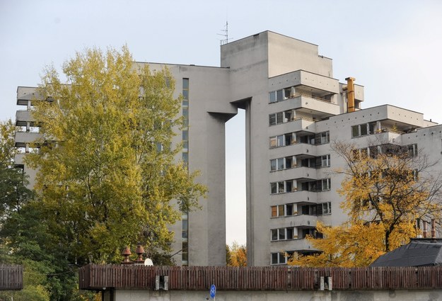 Na zdjęciu archiwalnym z 27 października opuszczony budynek przy ulicy Sobieskiego 100 w Warszawie /PAP/Marcin Obara /PAP