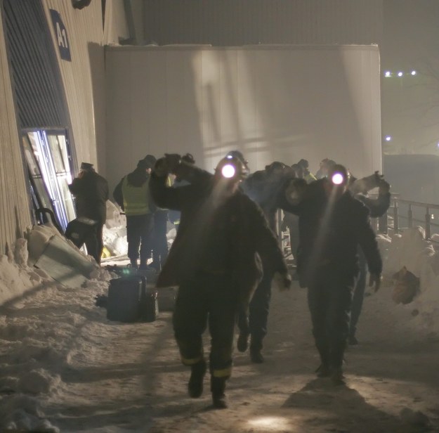 Na zdjęciu archiwalnym z 28.01.2006. akcja ratunkowa na miejscu katastrofy budowlanej w Katowicach /	Andrzej Grygiel   /PAP