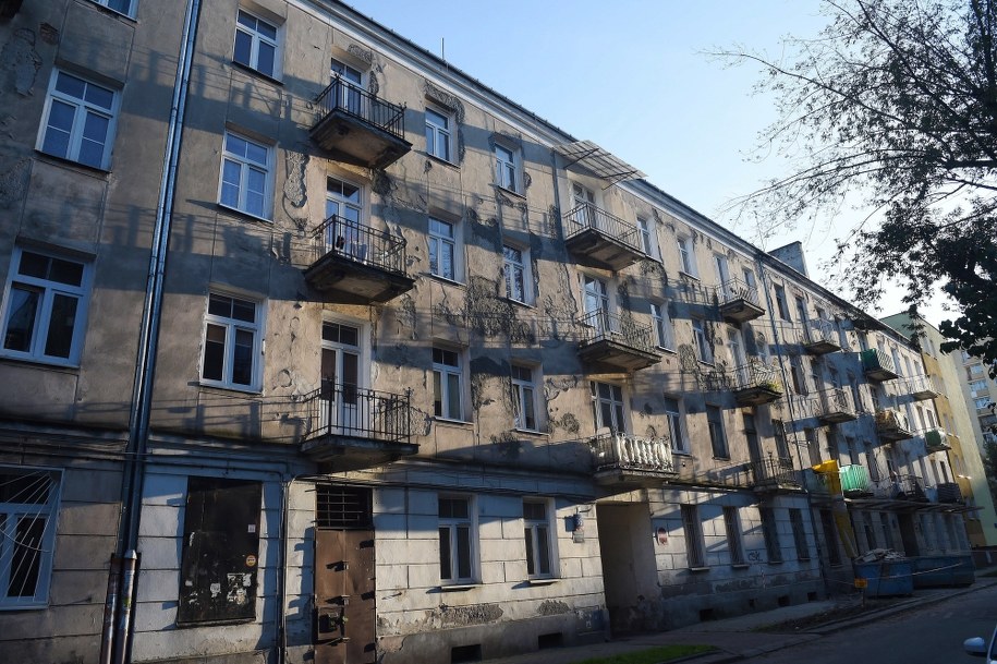Na zdjęciu archiwalnym z 28.09.2017. kamienica położona przy ulicy Łochowskiej 38 w Warszawie. /Radek Pietruszka /PAP