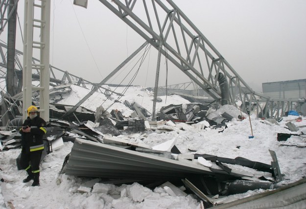Na zdjęciu archiwalnym z 29.01.2006 miejsce katastrofy budowlanej w Katowicach /Andrzej Grygiel /PAP
