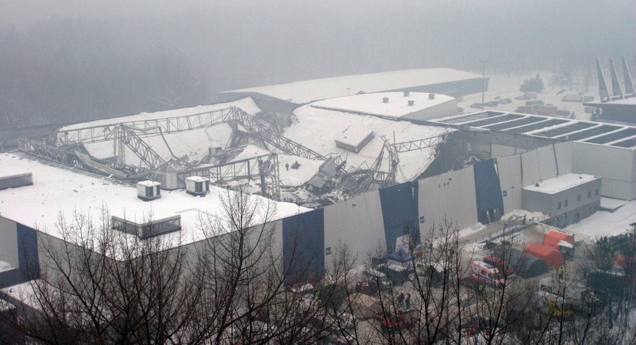 Na zdjęciu archiwalnym z 29.01.2006. miejsce katastrofy budowlanej w Katowicach. Dach jednego z pawilonów na terenie Międzynarodowych Targów Katowickich, gdzie odbywała się wystawa gołębi zawalił się 28 stycznia 2006 roku pod ciężarem zalegającego śniegu. / Andrzej Grygiel /PAP