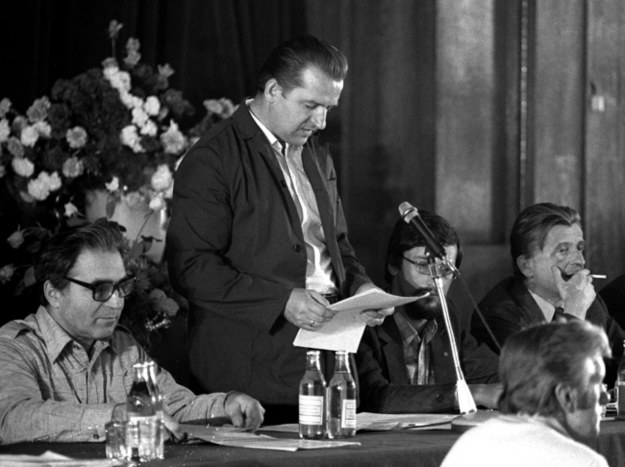 Na zdjęciu archiwalnym z sierpnia 1980 r. Marian Jurczyk (C) przemawia podczas rozmów komisji rządowej ze strajkującymi w Szczecinie /PAP/Jerzy Undro /PAP