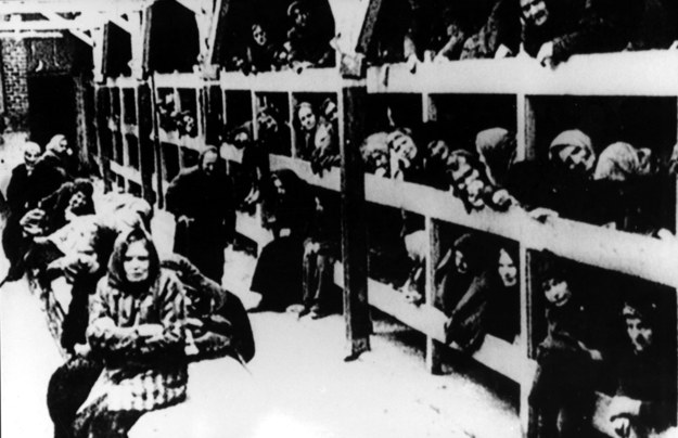 Na zdjęciu archiwalnym ze stycznia 1945 r. więźniowie w baraku na pryczach, po wyzwoleniu obozu KL Auschwitz-Birkenau /archiwum /PAP/EPA