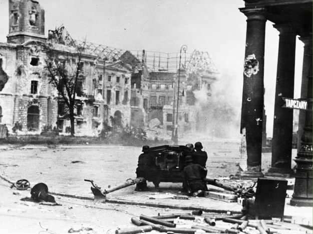 Na zdjęciu: Artyleria niemiecka ostrzeliwuje ruiny Ratusza na pl. Teatralnym w czasie Powstania Warszawskiego /CAF /PAP