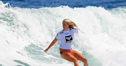 Na zdjęciu Bethany Hamilton, surferka z Hawajów, która straciła rękę w wyniku ataku żarłacza /AFP