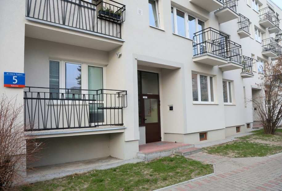 Na zdjęciu blok przy ul. Księcia Trojdena 5 na warszawskiej Ochocie / WOJCIECH OLKUSNIK  /East News