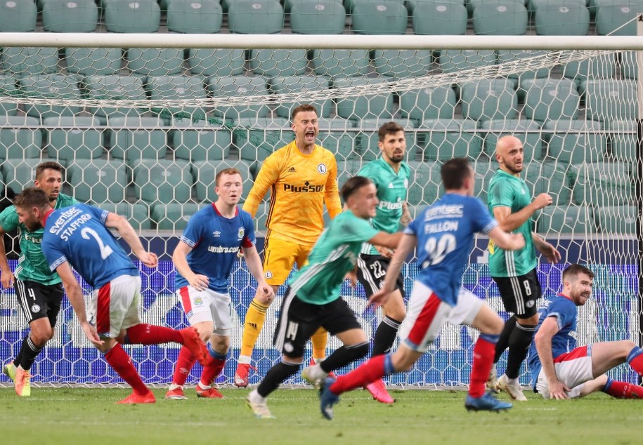 Na zdjęciu bramkarz Legii Warszawa Artur Boruc (C) podczas meczu 1. rundy kwalifikacyjnej piłkarskiej Ligi Mistrzów z irlandzkim Linfield FC /Leszek Szymański /PAP