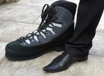 Na zdjęciu but nr 64 należący do najwyższego człowieka świata, Leonida Stadnika /AFP