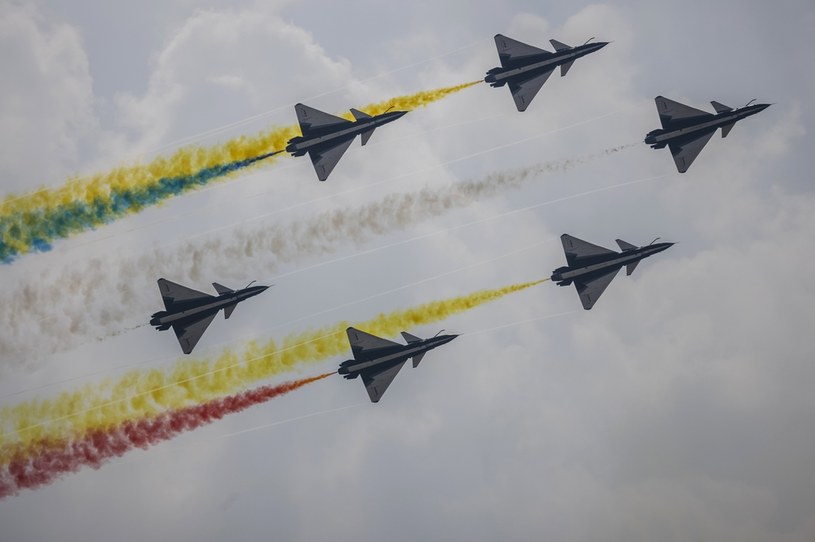 Na zdjęciu: chińskie samoloty Chengdu J-10 podczas pokazu w czasie Airshow w Zhuhai w prowincji Guangdong /PAP/EPA/ALEX PLAVEVSKI /PAP/EPA