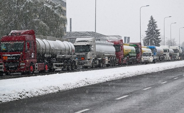 Na zdjeciu: ciężarówki oczekujące na przekroczenie polsko-ukraińskiego przejścia granicznego w Medyce /Darek Delmanowicz /PAP