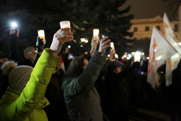 Na zdjęciu demonstracja poparcia dla sędziego Pawła Juszczyszyna, która odbyła się 27 listopada przed Sądem Rejonowym w Olsztynie. Sędzia został odwołany przez ministra sprawiedliwości z delegacji do olsztyńskiego Sądu Okręgowego po tym, gdy w jednym z procesów zażądał od Kancelarii Sejmu list poparcia dla kandydatów do nowej Krajowej Rady Sądownictwa