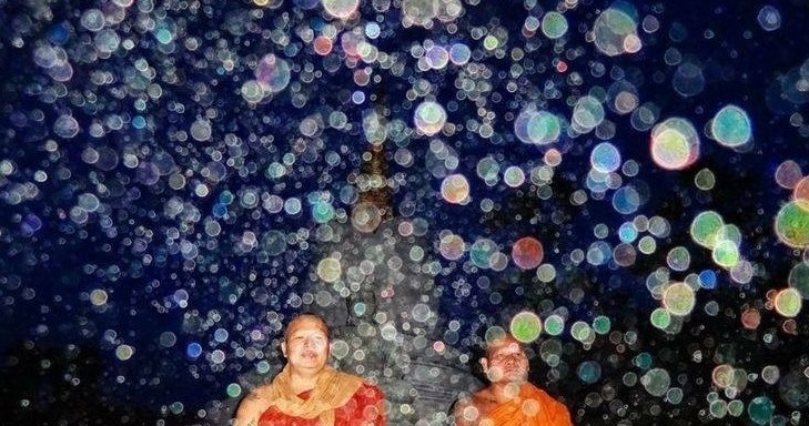 Na zdjęciu dwójki mnichów pojawiły się setki kul "orbs" /archiwum prywatne