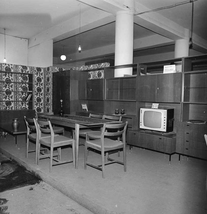 Na zdjęciu ekspozycja mebli - stół z krzesłami, regał i meblościanka, a także telewizor Neptun 311 /Narodowe Archiwum Cyfrowe /Z archiwum Narodowego Archiwum Cyfrowego