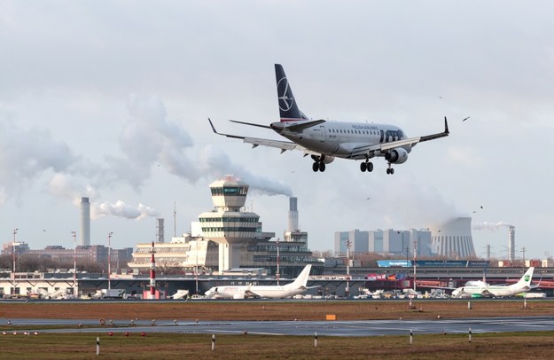 Na zdjęciu embraer LOT-u lądujący na lotnisku Berlin-Tegel /HAYOUNG JEON /PAP/EPA