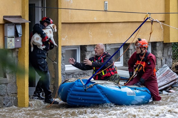 Na zdjęciu ewakuacja w Jeseniku /Martin Divisek /PAP/EPA