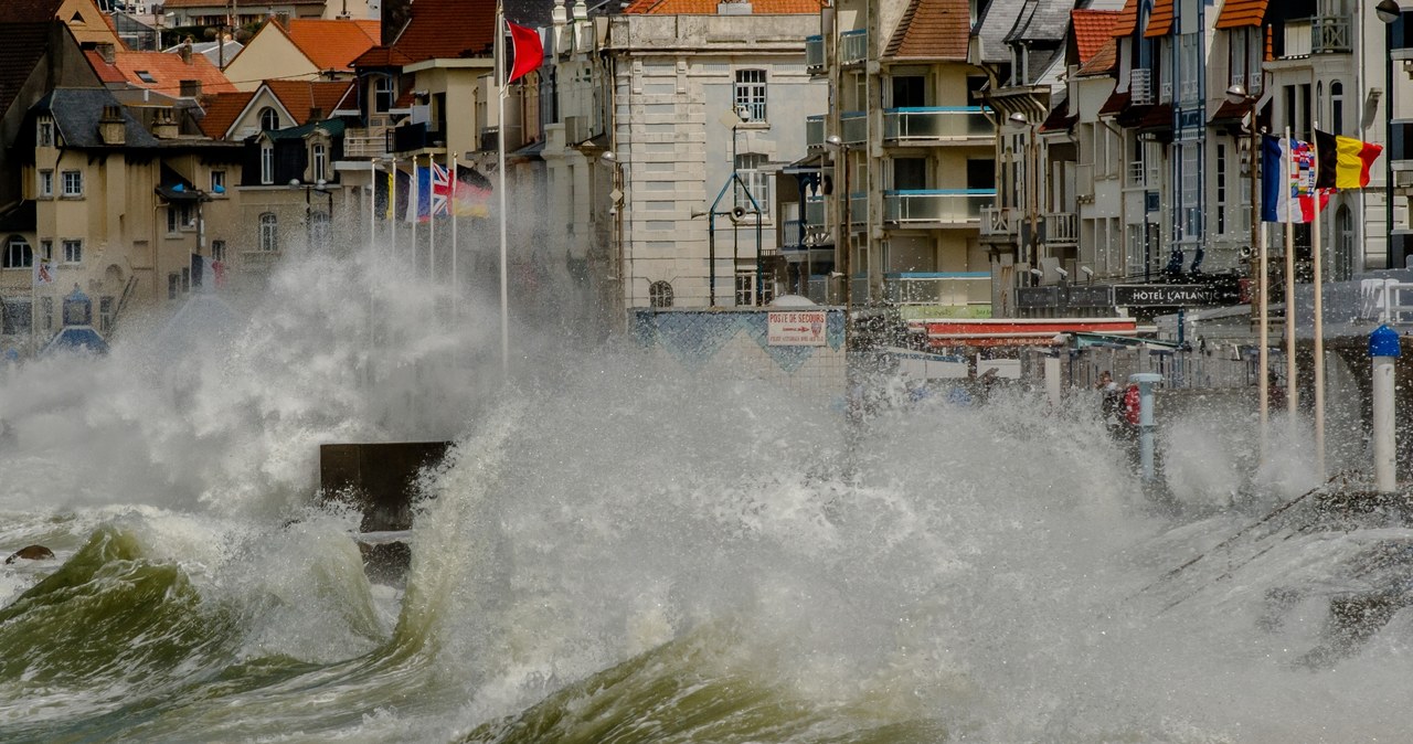 Na zdjęciu fale w trakcie rekordowego przypływu w Wimereux, 12 sierpnia 2014 /PHILIPPE HUGUEN /AFP