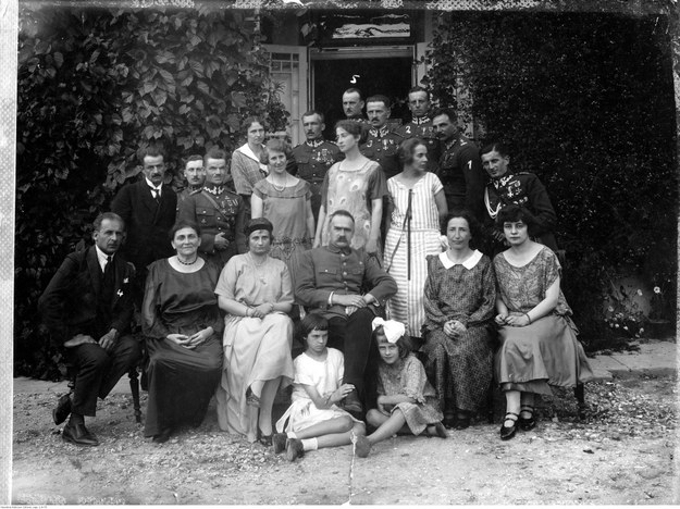 Na zdjęciu grupowym Stefania Flekówna stoi za marszałkiem Piłsudskim /foto. Narodowe Archiwum Cyfrowe /
