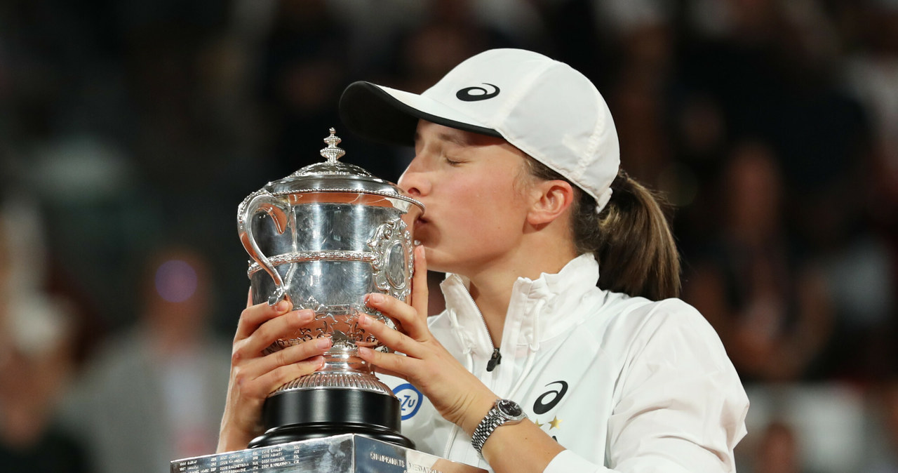 Na zdjęciu Iga Świątek tryumfująca podczas Roland Garros 2022. /Gao Jing/Xinhua News/East News /East News