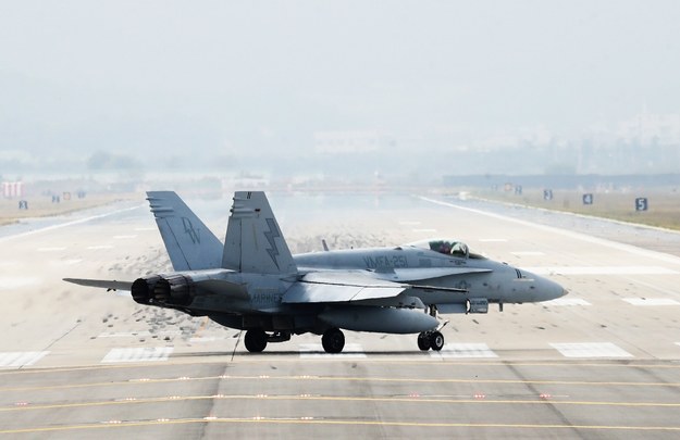 Na zdjęciu ilustracyjnym: amerykański myśliwiec F/A-18 tuż przed startem z bazy Osan Air Base położonej na południe od Seulu /YONHAP   /PAP/EPA