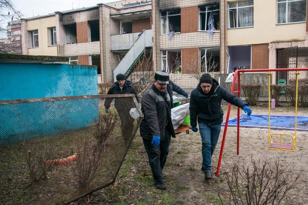 Na zdjęciu ilustracyjnym mężczyźni wynoszą jedno z ciał z miejsca katastrofy śmigłowca w miejscowości Browary w obwodzie kijowskim /Vladyslav Musiienko /PAP