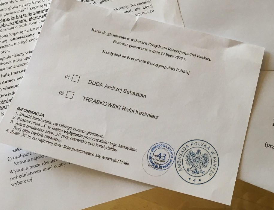 Na zdjęciu ilustracyjnym pakiet wyborczy rozsyłany do Polaków za granicą, w tym wypadku do Francji /Marek Gładysz /RMF FM