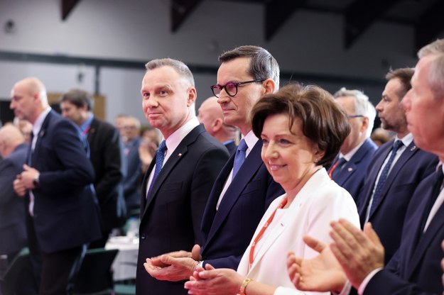 Na zdjęciu ilustracyjnym Prezydent RP Andrzej Duda (L), premier Mateusz Morawiecki (2P) oraz minister rodziny i polityki społecznej Marlena Maląg (P /Marian Zubrzycki /PAP