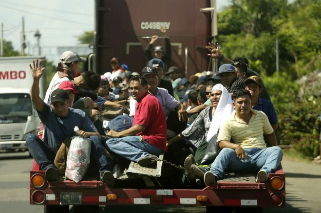 Na zdjęciu imigranci z Salwadoru w drodze do USA /RODRIGO SURA /PAP/EPA