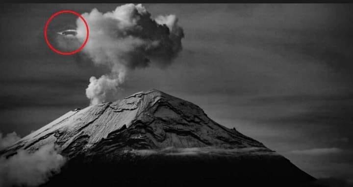 Na zdjęciu internauty podpisującego się jako Ricardo GR jest widoczny jasny obiekt na prawo od pióropusza dymu nad wulkanem. /Facebook