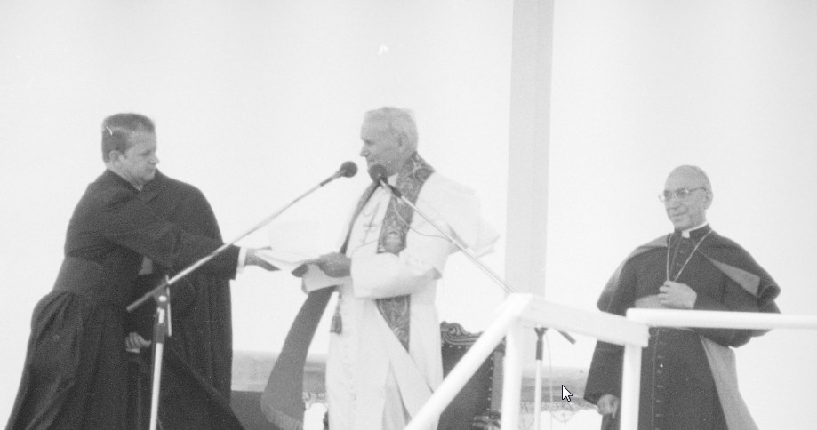 Na zdjęciu Jan Paweł II podczas pielgrzymki do Polski w 1979 roku. Arcybiskup Agostino Casaroli pierwszy z prawej, z lewej ksiądz Stanisław Dziwisz /Z archiwum Narodowego Archiwum Cyfrowego
