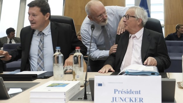 Na zdjęciu Jean-Claude Juncker i Frans Timmermans /OLIVIER HOSLET /PAP/EPA