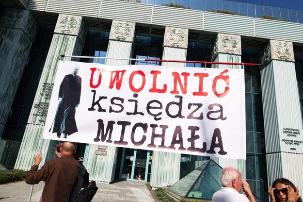 Na zdjęciu: jeden z wieców poparcia dla ks. Michała O. oraz dwóch, byłych urzędniczek Ministerstwa Sprawiedliwości /Albert Zawada /PAP