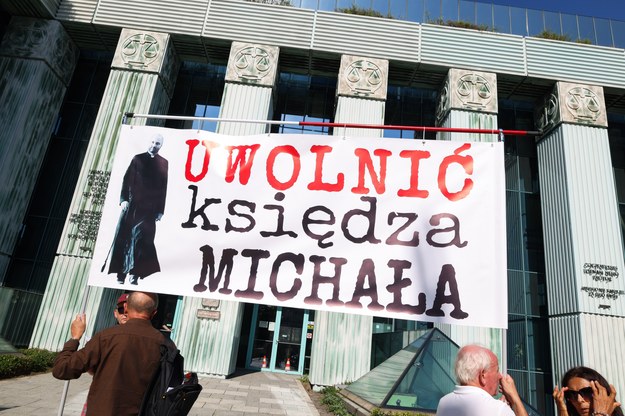 Na zdjęciu: jeden z wieców poparcia dla ks. Michała Olszewskiego oraz dwóch, byłych urzędniczek Ministerstwa Sprawiedliwości /Albert Zawada /PAP