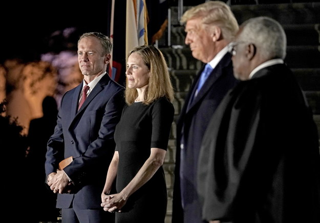 Na zdjęciu Jesse Barrett, jego żona Amy Barrett, prezydent Donald Trump oraz sędzia SN Clarence Thomas /KEN CEDENO  /PAP/EPA