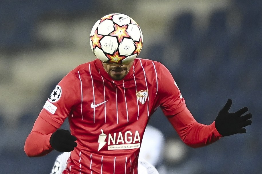 Na zdjęciu Joan Jordan w akcji podczas meczu FC Salzburg - FC Sevilla /CHRISTIAN BRUNA /PAP/EPA