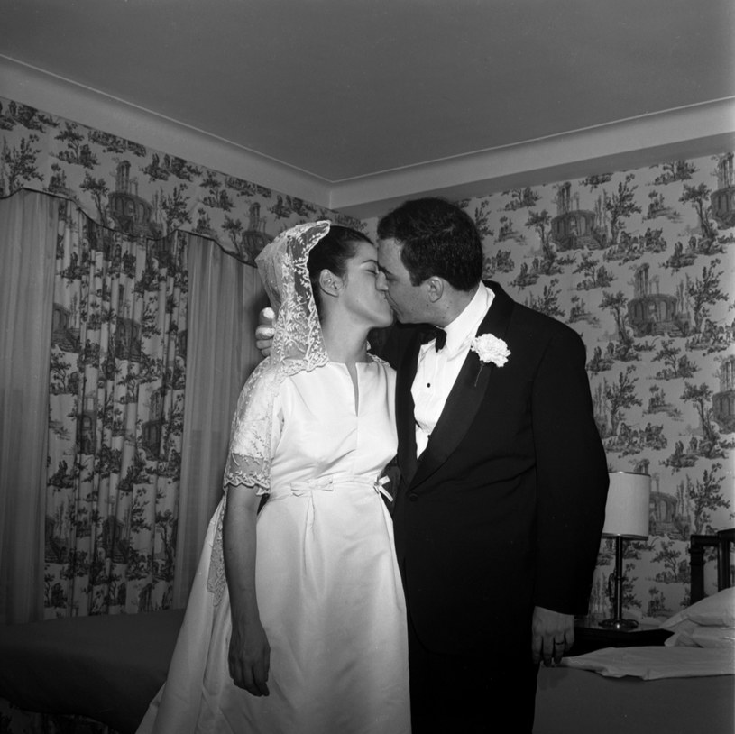 Na zdjęciu Joao Gilberto ze swoją drugą żoną Heloisą Marią Buarque de Hollanda (znana jako Miucha) w kwietniu 1965 r. w Nowym Jorku /PoPsie Randolph/Michael Ochs Archives /Getty Images