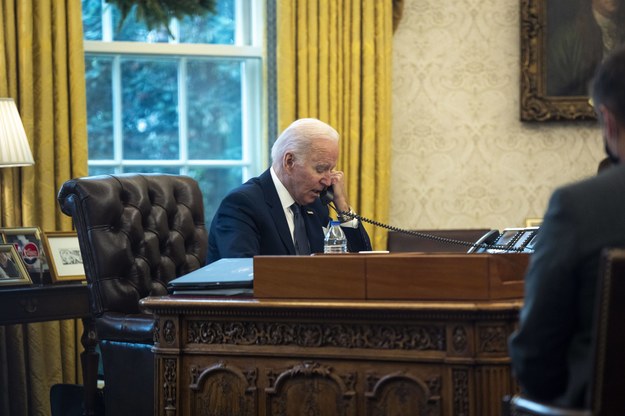 Na zdjęciu: Joe Biden rozmawiający przez telefon z prezydentem Ukrainy /Doug Mills / POOL /PAP/EPA