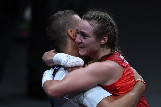 Na zdjęciu: Julia Szeremeta cieszy się ze zwycięstwa w pojedynku (1/8 finału) w kategorii 57 kg z Australijką Tiną Rahimi /Adam Warżawa /PAP