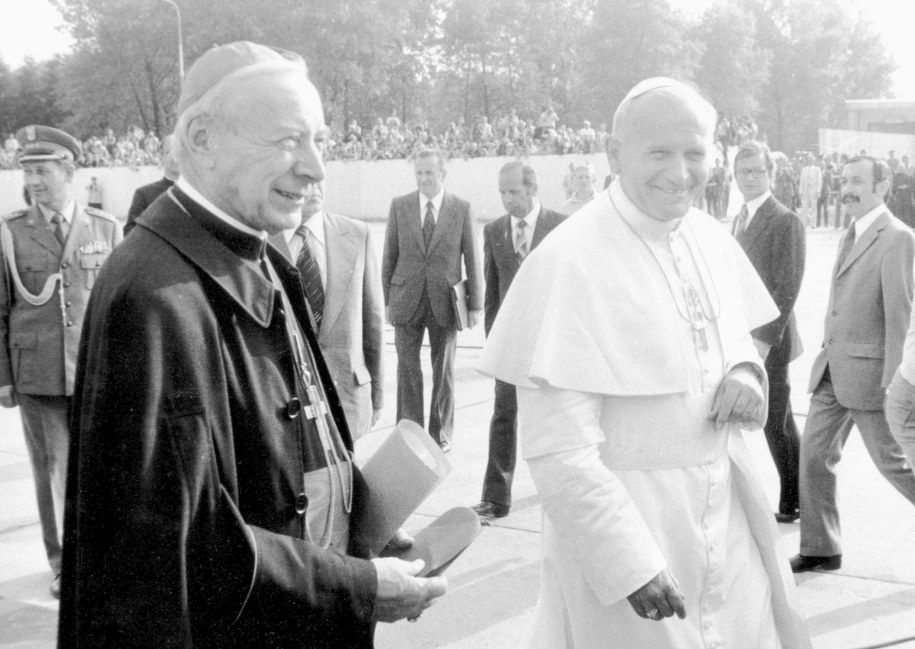 Na zdjęciu kardynał Stefan Wyszyński oraz papież Jan Paweł II w Krakowie w czerwcu 1979 roku /Jan Morek /PAP