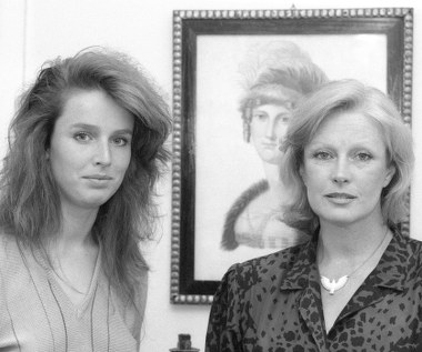 Na zdjęciu Karolina Wajda (L), córka Andrzeja Wajdy i Beaty Tyszkiewicz (P).

"Nigdy nie kierowałam się szaloną ambicją i może dlatego nie uwierało mnie, że nie kontynuuję drogi zawodowej moich rodziców" - przyznała w rozmowie z "Vivą".

Karolina Wajda zadebiutowała na kinowym ekranie już jako kilkunastomiesięczne dziecko, kiedy w poświęconym pamięci Zbigniewa Cybulskiego autotematycznym obrazie "Wszystko na sprzedaż" (1968) "zagrała" córkę Andrzeja Wajdy i Beaty Tyszkiewicz.

Znany reżyser i obiecująca aktorka pobrali się w 1967 roku. Małżeństwo przetrwało jednak zaledwie 1,5 roku.