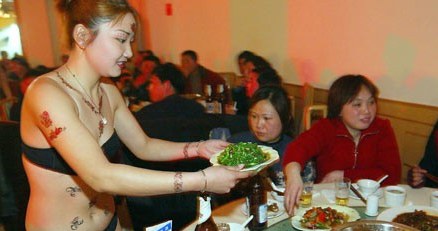 Na zdjęciu: kelnerka ubrana tylko w bieliznę obsługuje klientów restauracji w Nanjing, styczeń 2003 /AFP