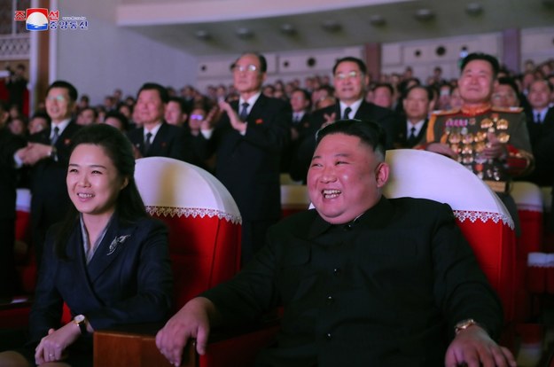 Na zdjęciu Kim Dzong Un z żoną Ri Sol Dzu /KCNA /PAP/EPA