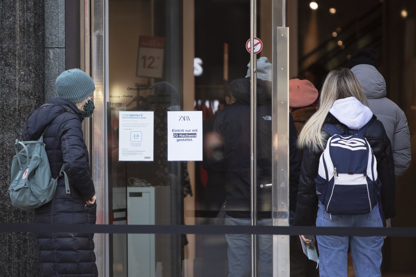 Na zdjęciu klienci przed wejściem do sklepu w Wiedniu /EPA/ALEX HALADA /PAP/EPA