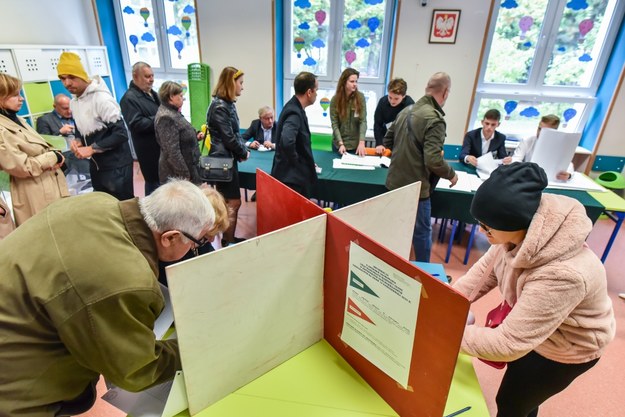 Na zdjęciu kolejka osób oczekujących na oddanie głosu w siedzibie Obwodowej Komisji Wyborczej nr 99 w Lublinie /Wojtek Jargiło /PAP